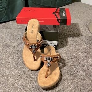 Rialto Bailee thong sandals color cognac. Size 7 New